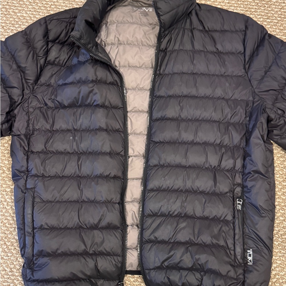 Tumi Men's Black Lightweight Quilted Puffer Jacket packs into neck pillow !